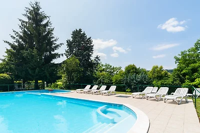 Appartamento panoramico a Salò con piscina