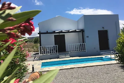Villa con piscina e ombrellone a Kirianna