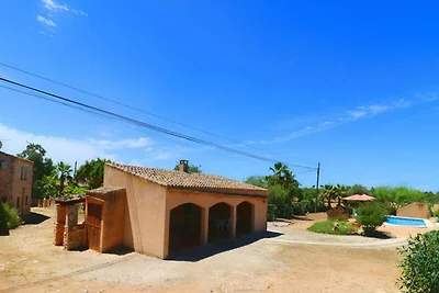 Huis in Es Llombards met zwembad en tuin