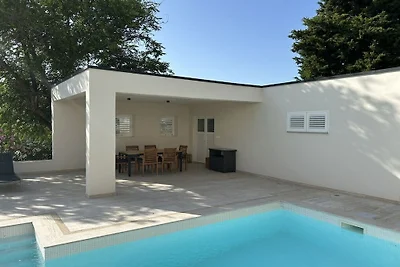 Dom wakacyjny w Murterze z basenem