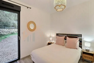 Villa bei Velaux mit Pool und Hügelblick