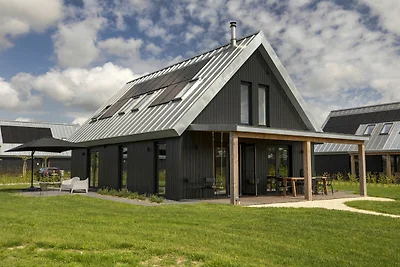Schöne Villa am Wasser in Friesland