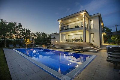 Moderne Villa mit Pool und Sprudelbad