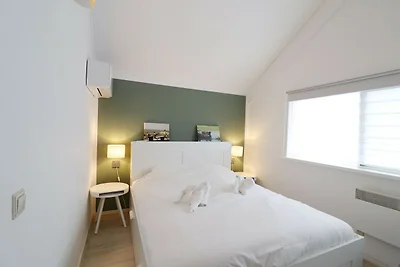 Twee vakantiehuizen tegenover elkaar