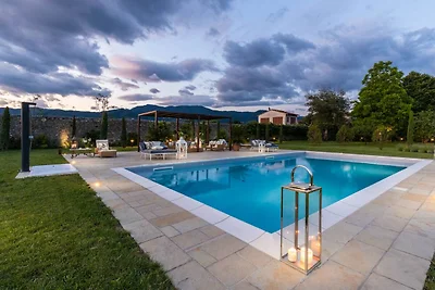 Villa con 5 camere da letto e piscina a Lucca