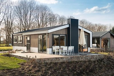 Modern chalet op een vakantiepark, grenzend a...