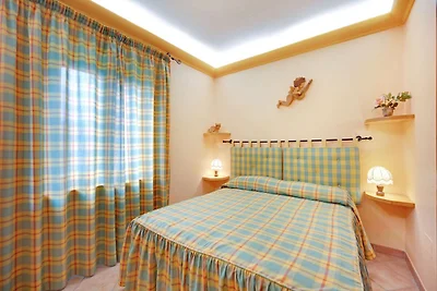 Grande casale in pietra in piccolo borgo...