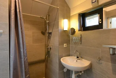 Lussuoso cottage con tetto in paglia tra le d...