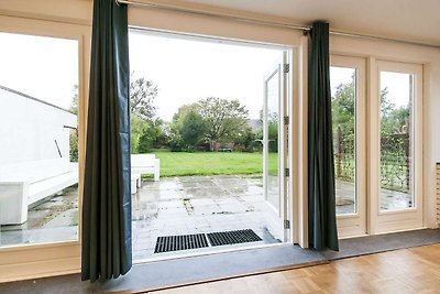 Modernes Ferienhaus in Groede mit Terrasse