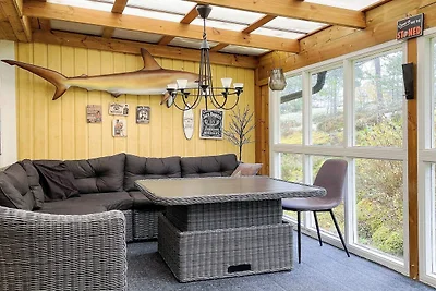 Gemütlicher Rückzugsort im Wald mit Whirlpool