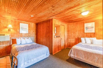 La Crosse, Kansas | 2 Queensize-Betten