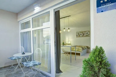 Studio Apartment with Terrace Leona