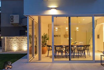 Luxuriöse Villa mit privatem Pool und Garten