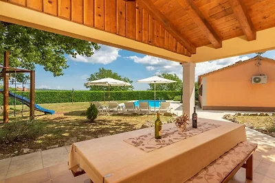 Vakantiehuis in Tinjan met zwembad