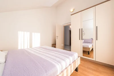 Geräumiges Apartment in Vrsi mit Garten