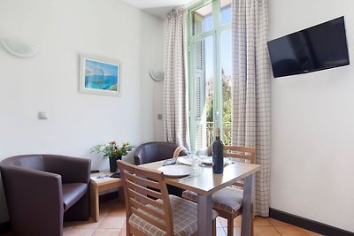 Simplistic Apartment in Nice for Family near...