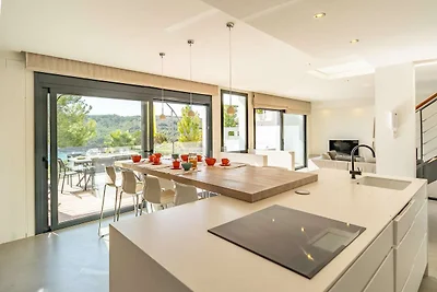 Villa am Wasser mit Panoramablick