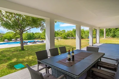 Ferienhaus in Raša mit Schwimmbecken
