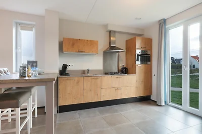 Sfeervol huis met 2 badkamer, op 700 m.