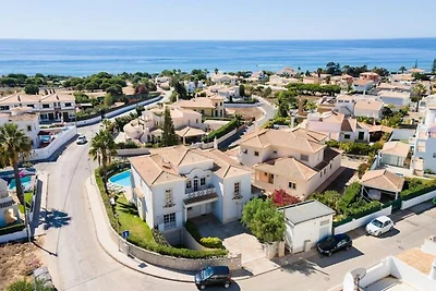 Villa in Gale met zwembad vlakbij Gale Beach