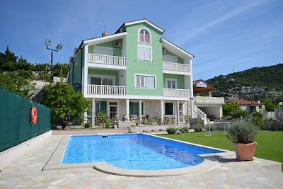 Accogliente villa a Ploče con piscina in...