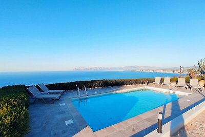 Villa with swimming pool and panorama