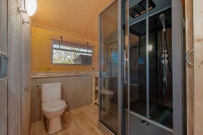 Schönes Safarizelt mit Badezimmer im...