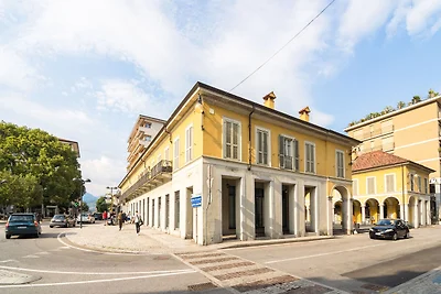 Spaziosa casa vacanze a Verbania con balcone
