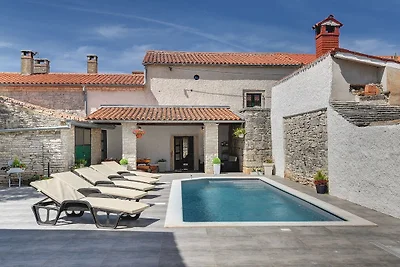 Villa in Gajana mit Schwimmbecken