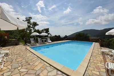 Bellissima villa in pietra sulle colline