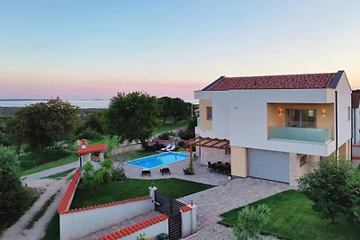 Moderne Villa in Peroj mit Pool und...