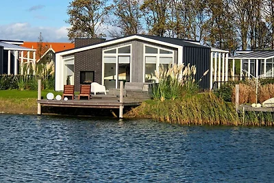 Modernes Chalet mit Steg und Terrasse