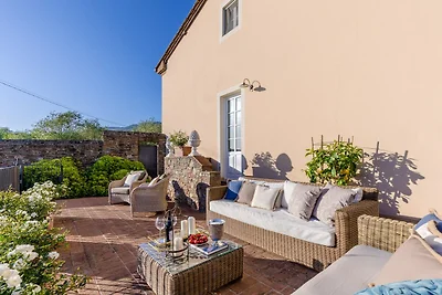 Casale in Toscana vicino a villa barocca