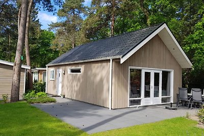 Sfeervolle lodge met vlonder op de Veluwe