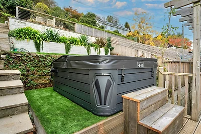 Stunning Waterfront Retreat with Hot Tub, No...