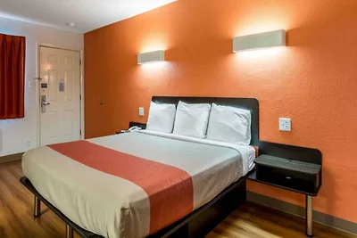 1 King Bed | Non-Smoking