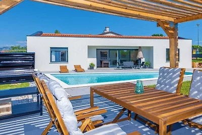 Villa en Nedešćina con piscina