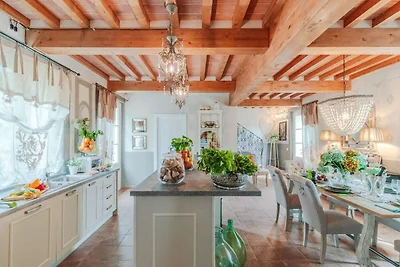 Villa a Lucca con Jacuzzi e Vigneti