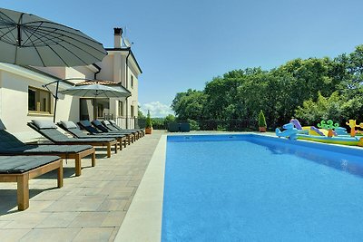 Spaziosa villa con piscina e ombrellone a...