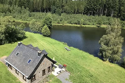 Haus im Grünen auf einem großen Grundstück