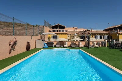 Geräumige Familienvilla mit beheiztem Pool