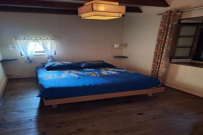 Maison en pierre avec piscine et jardin