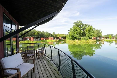 Rilassati nel comfort di The Bayleaf di...