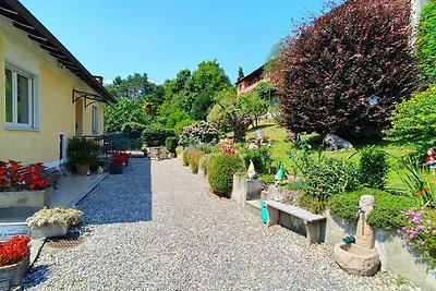 Villa mit Garten mit Blick auf den See