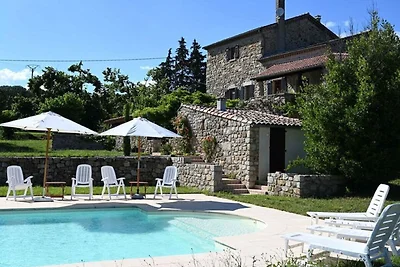 Spaziosa villa con piscina a Largentière