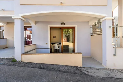 Moderne Wohnung in Badesi mit Garten