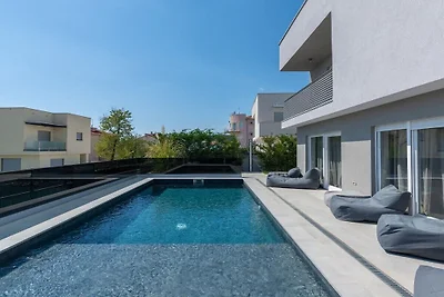 Villa in Novigrad met zwembad