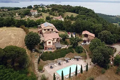 Palazzo moderno a Montefiascone con vasca...
