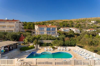 Villa in Seget Donji mit Schwimmbecken