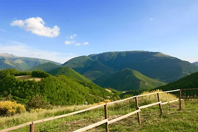 Ruhiger Bauernhof in Cagli mit Swimmingpool